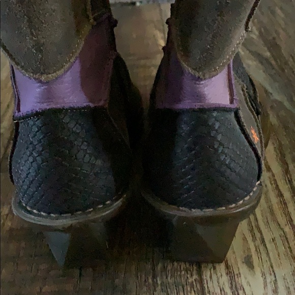 Boots - Picture 6 of 8